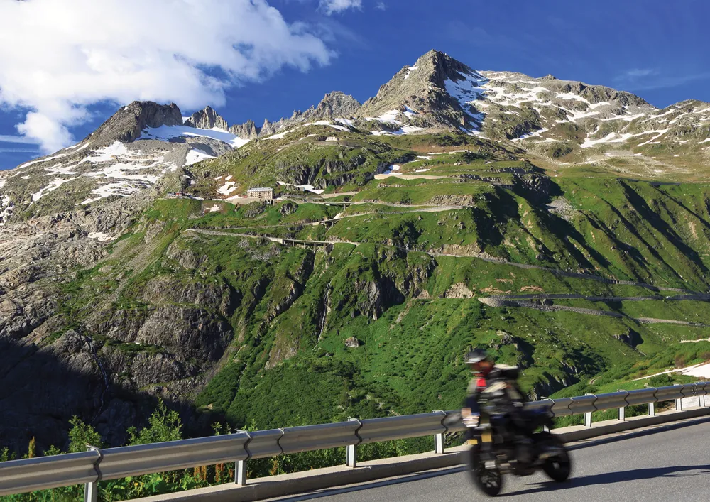 Col de la Furka  
©iStockphoto.com/Vladone  
