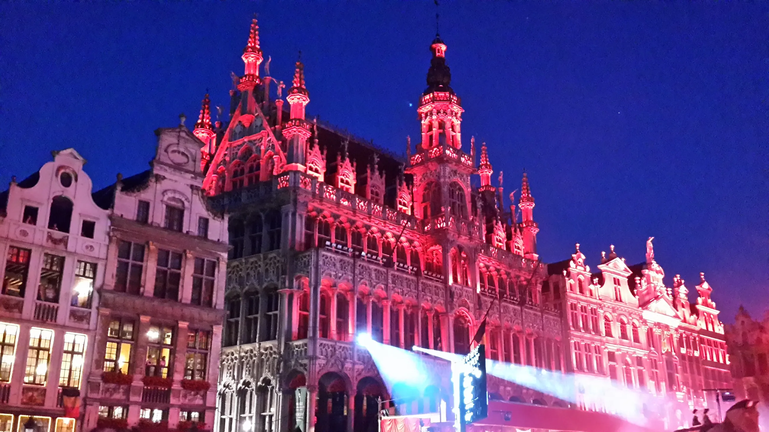Illuminations sur la Grand-Place en été, à Bruxelles, Belgique | © Daniel Desjardins