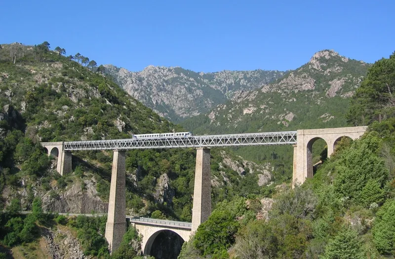 Le viaduc du Vecchio avec un autorail. CC BY-SA 3.0 Gerd Bergauer