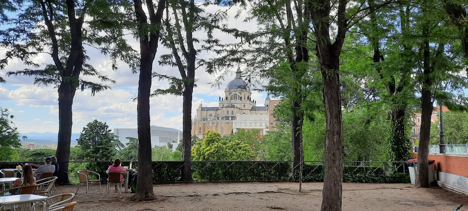 Vue sur la cathédrale de la Almudena depuis le mirador de Bailen, Madrid © Daniel Desjardins