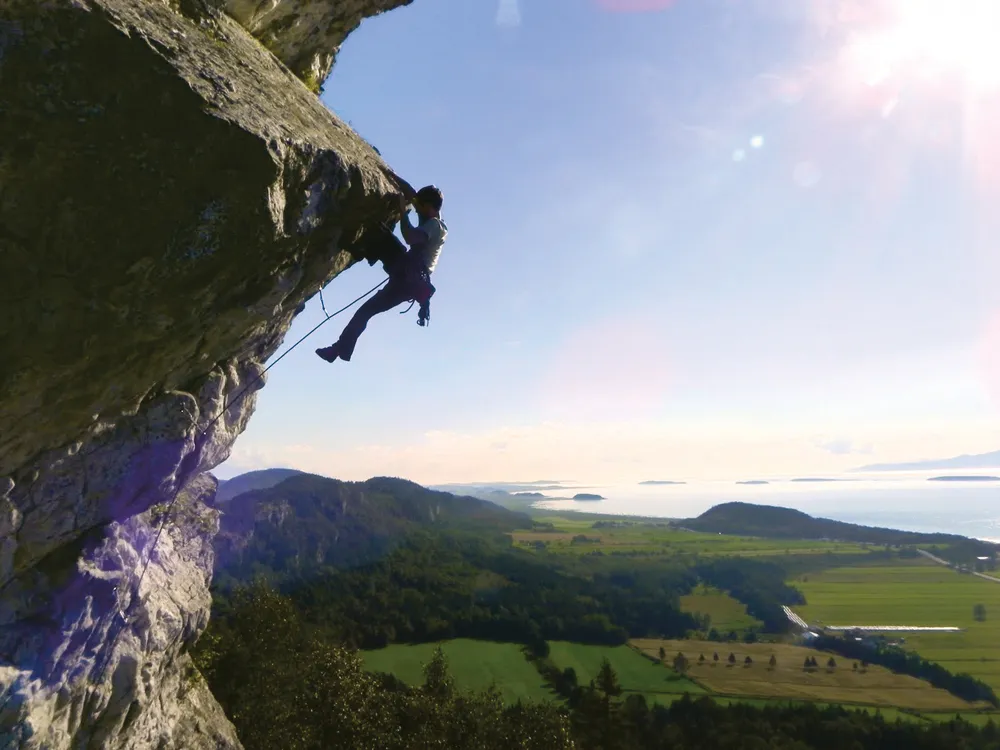 Escalade des falaises de Saint-André de Kamouraska., bas St-Laurent, Québec. © Remi Maupetit [CC BY-SA 2.0 fr (http://creativecommons.org/licenses/by-sa/2.0/fr/deed.en)], via Wikimedia Commons