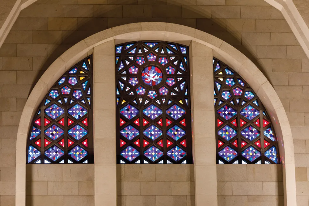 Hémicycle du transept sud de l'Oratoire Saint-Joseph, orné d’une feuille d’érable.  © Philippe Renault