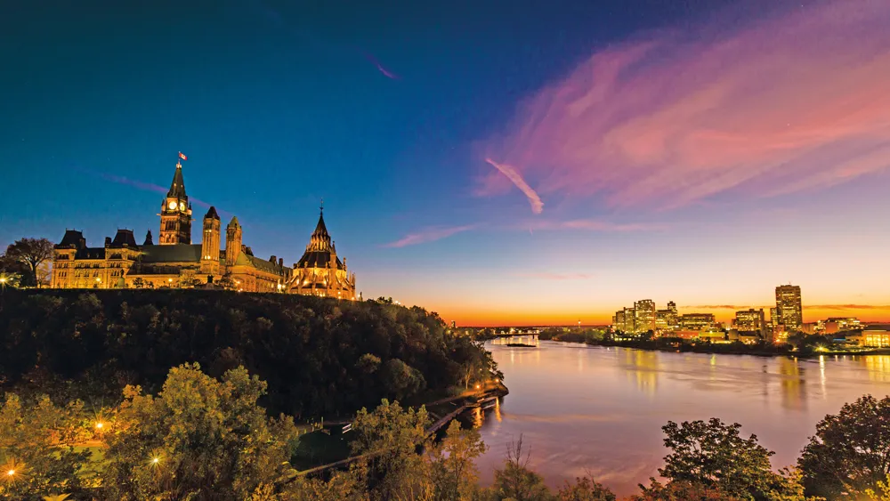 La colline du Parlement à Ottawa avec Gatineau en arrière-plan.   
©Shutterstock.com/Facto Photo  
