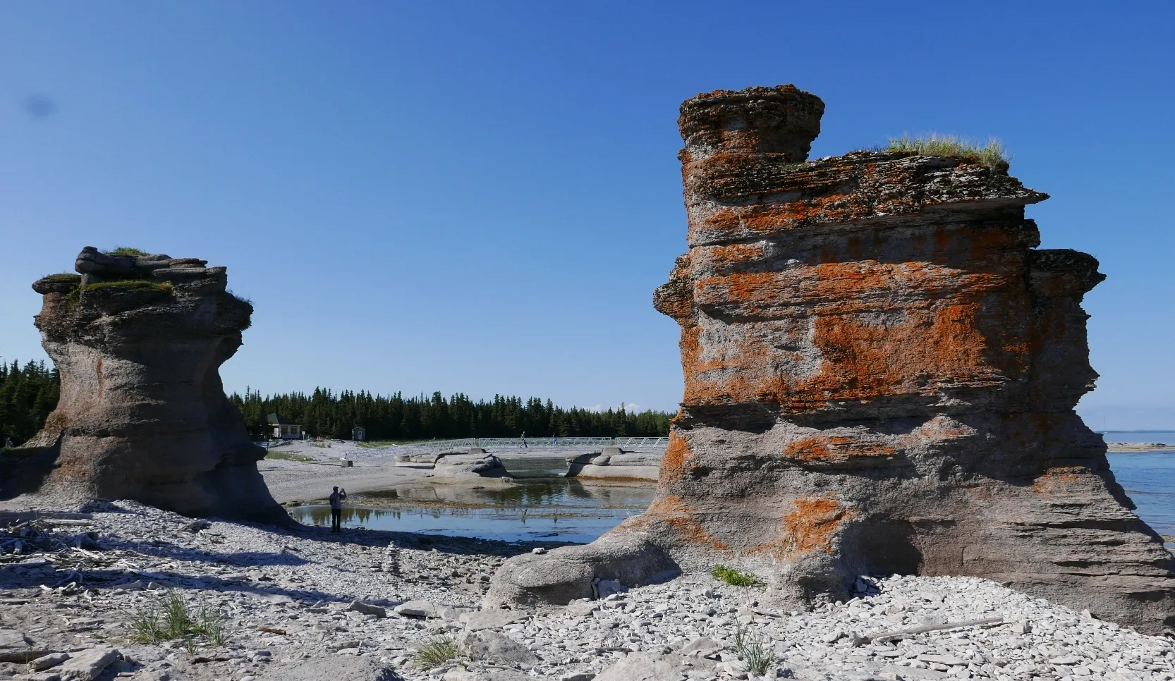 Les monolithes de la réserve de parc national de l'Archipel-de-Mingan en Minganie, un des parcs nationaaux du Canada située  au Québec. © Marc Rigole