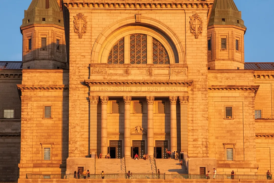 La façade de l'Oratoire Saint-Joseph du Mont-Royal au coucher du soleil.  © Philippe Renault