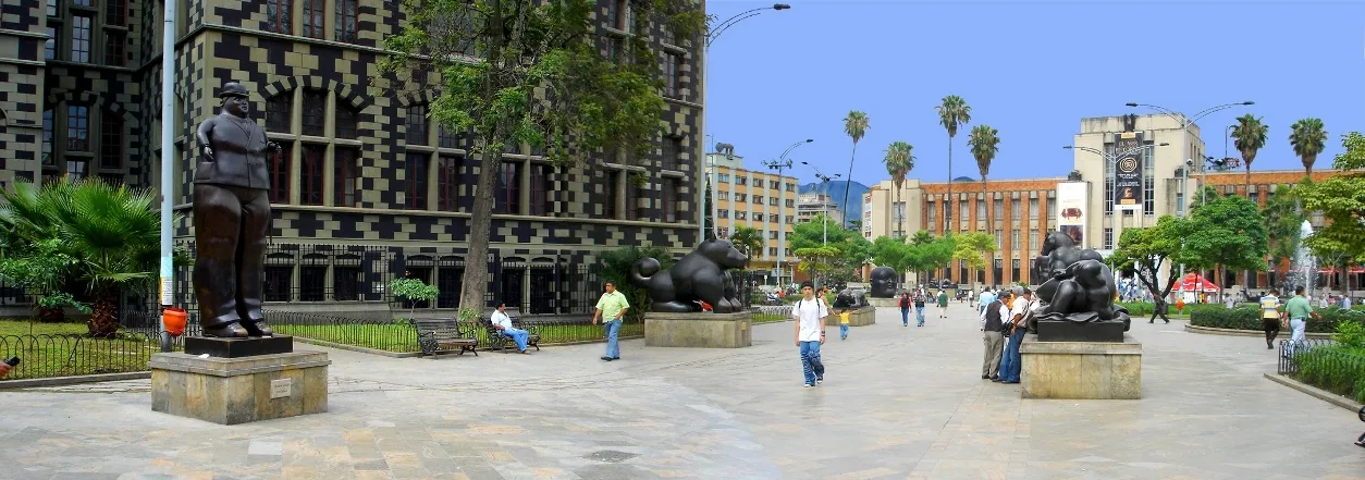 La plaza Botero ou Plaza de las Esculturas à Medellin, sur laquelle se trouve le Museo de Antioquia - Par Scabredon - domaine public