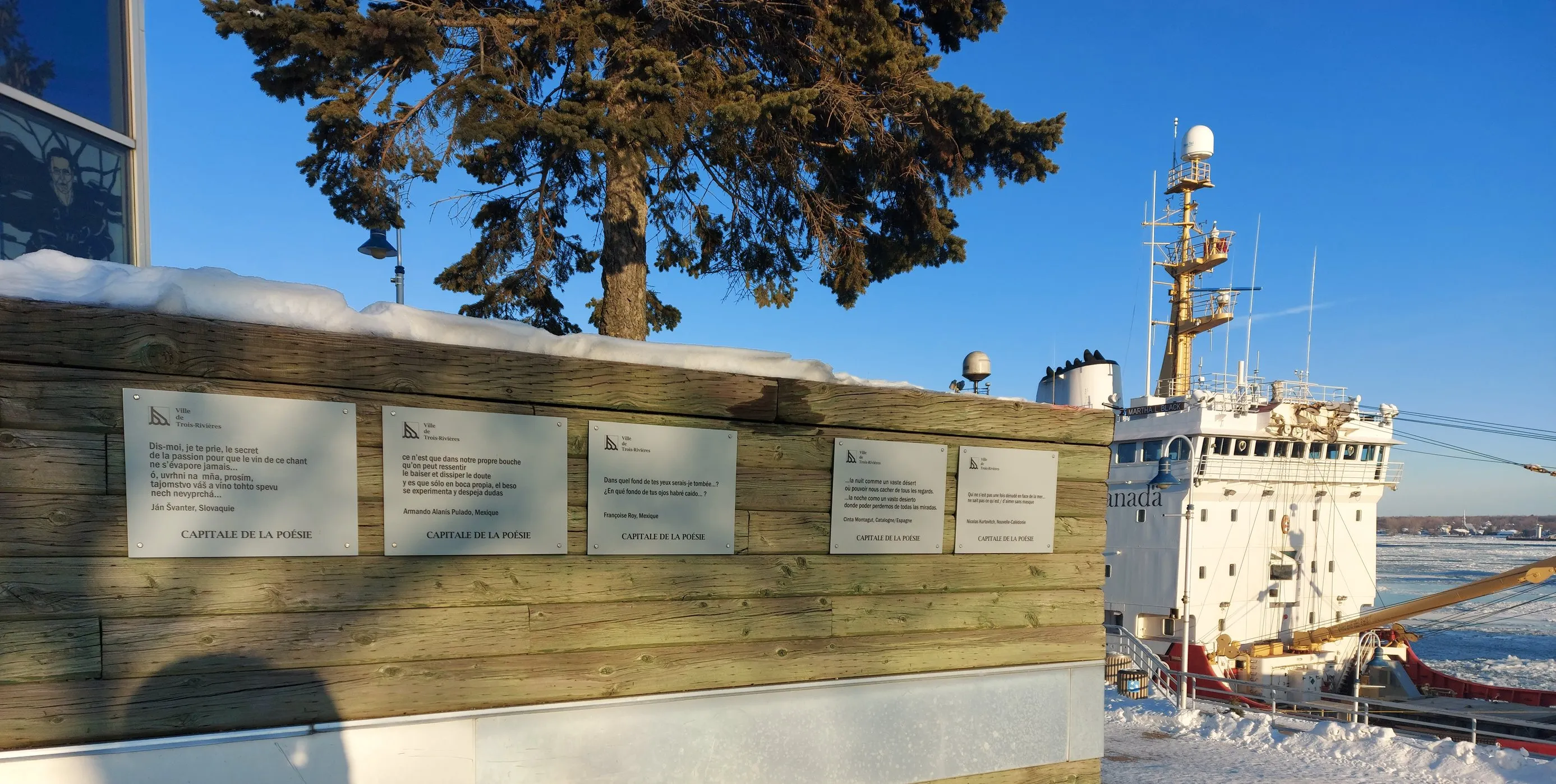 À Trois-Rivières, près du fleuve, la Promenade internationale de la poésie. ©  Maryse Baribeau