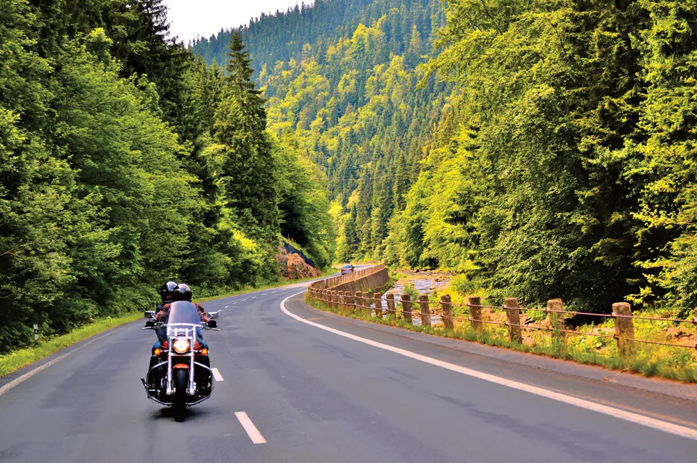 Motocyclistes sur une route rurale du Québec
©iStockphoto.com/DTatiana8  
