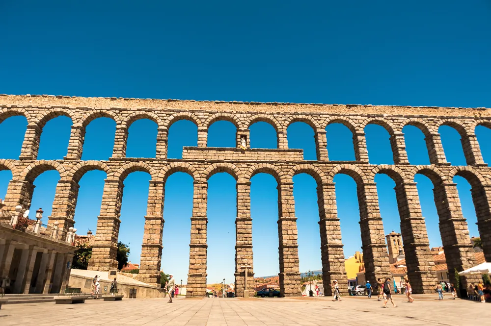 Aqueduc de Ségovie  
©iStockphoto.com/EHStock  
