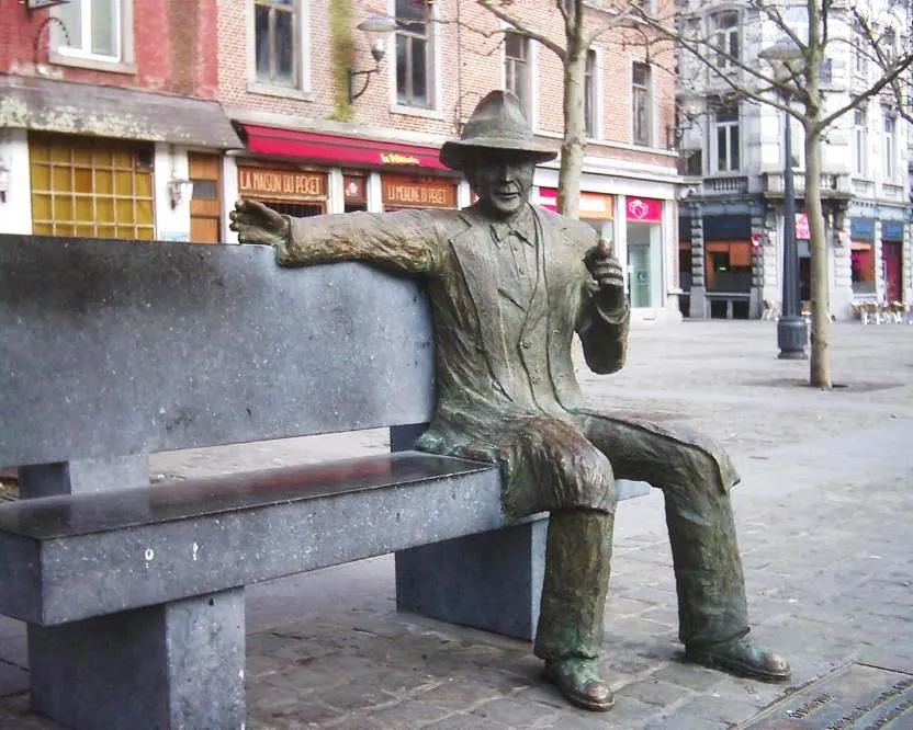Statue Georges Simenon à Liège, réalisé par Roger Lenertz. Domaine public, photo par Vberger
