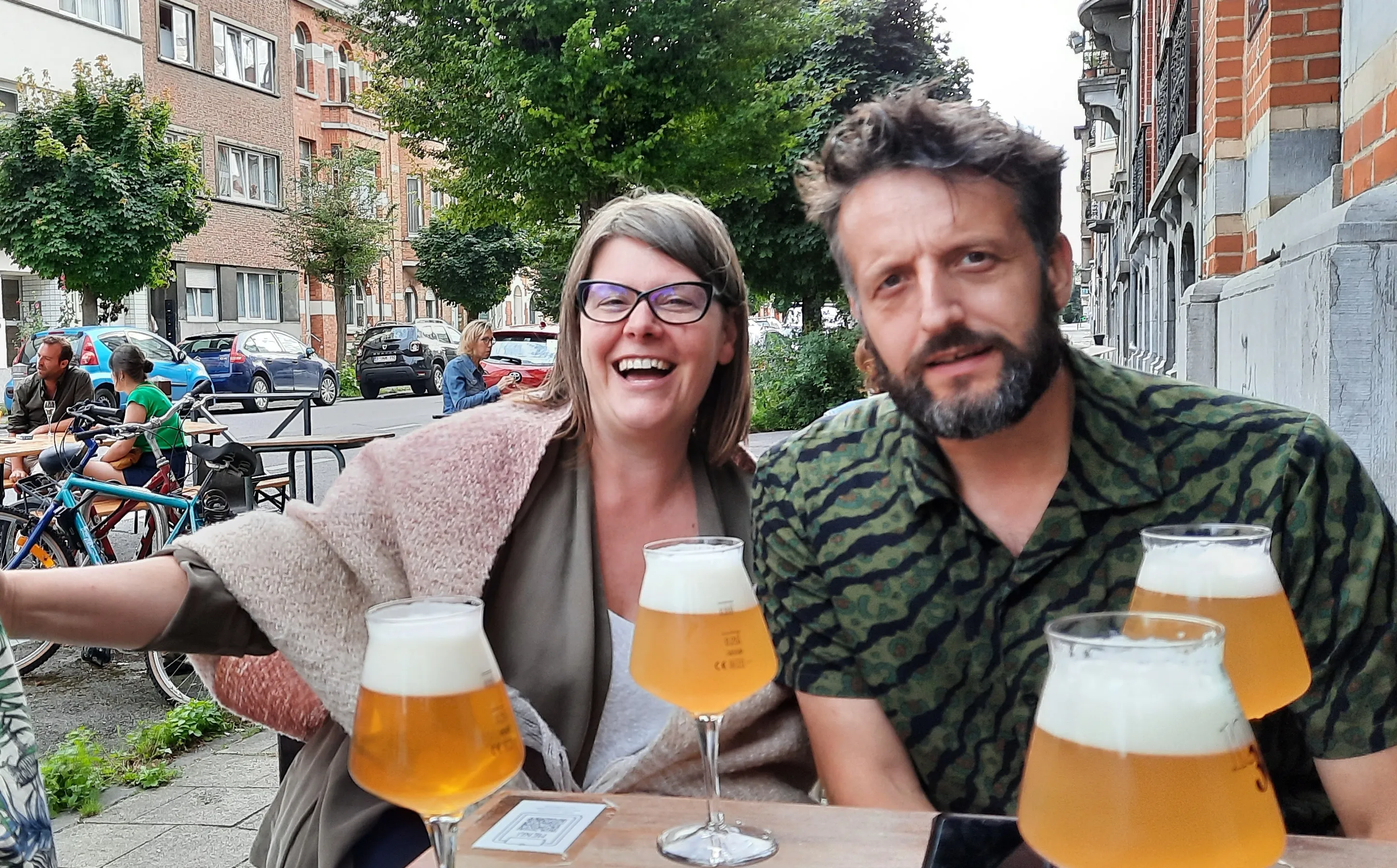 Prendre une bière entre amis au 1030 Café à Schaerbeek, Bruxelles © Daniel Desjardins
