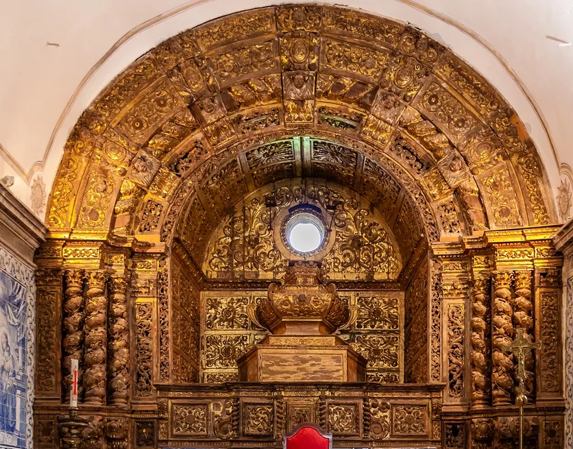 Détail de l'autel baroque de l'église du château de Sesimbra, Portugal
© iStock/StockPhotosArt