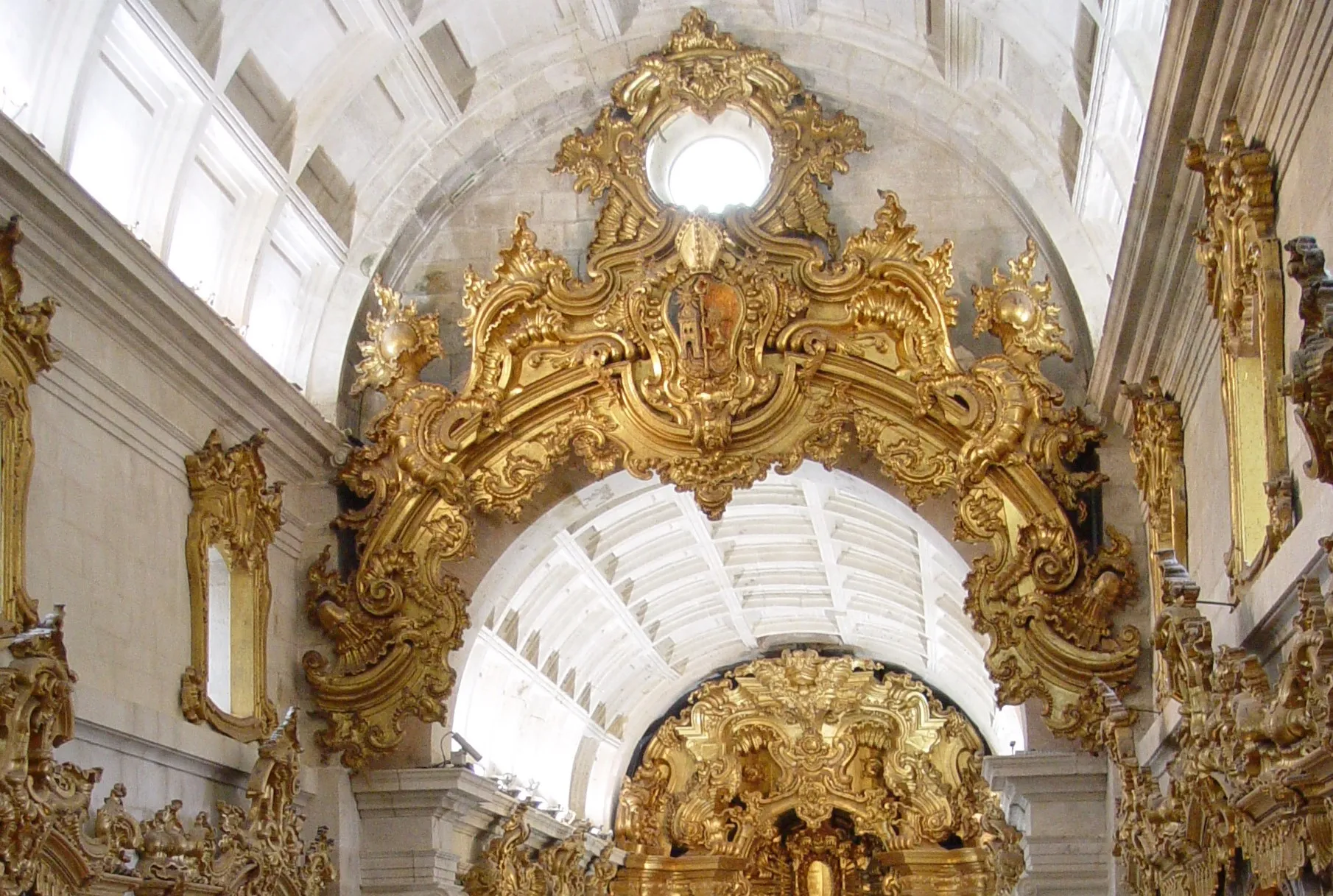 Détail du décor de l'église du monastère de São Martinho de Tibães, Mire de Tibães, Braga, nord du Portugal. Extrait d'une photo de Joseolgon CC BY-SA 3.0