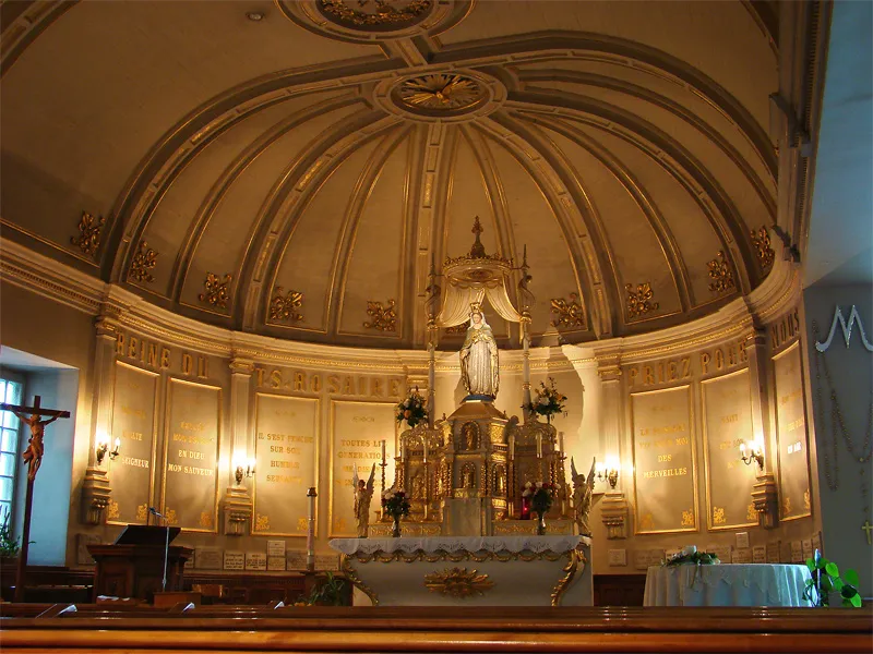 Intérieur de la chapelle votive au Sanctuaire Notre-Dame-du-Cap, Trois-Rivières, Québec. Par Tango7174 — Travail personnel, CC BY-SA 4.0, https://commons.wikimedia.org/w/index.php?curid=10411970