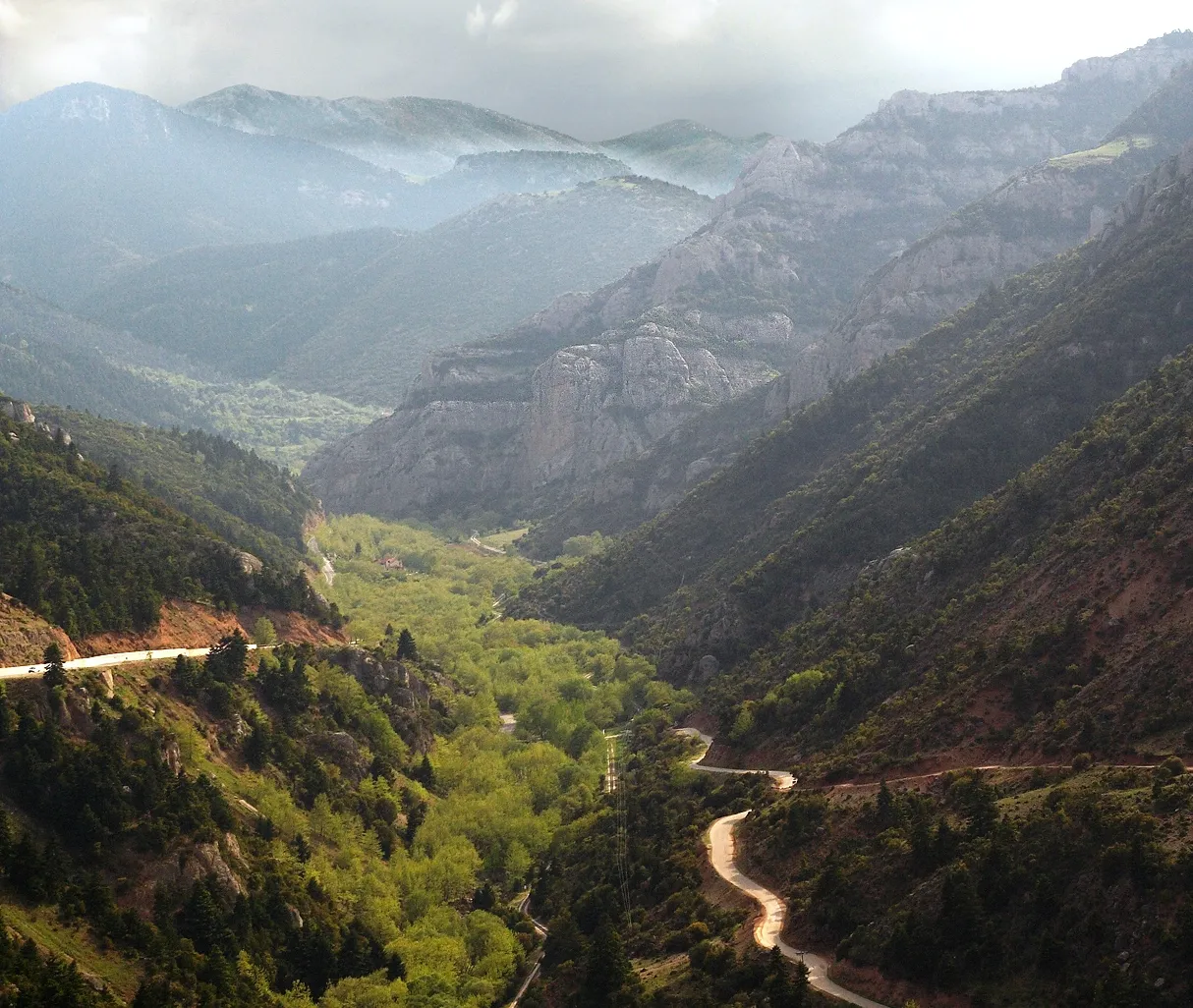 Les gorges de Vouraïkos Photo rognée de l'original, par Ulrichstill, CC BY-SA 2.0 de, https://commons.wikimedia.org/w/index.php?curid=2337717