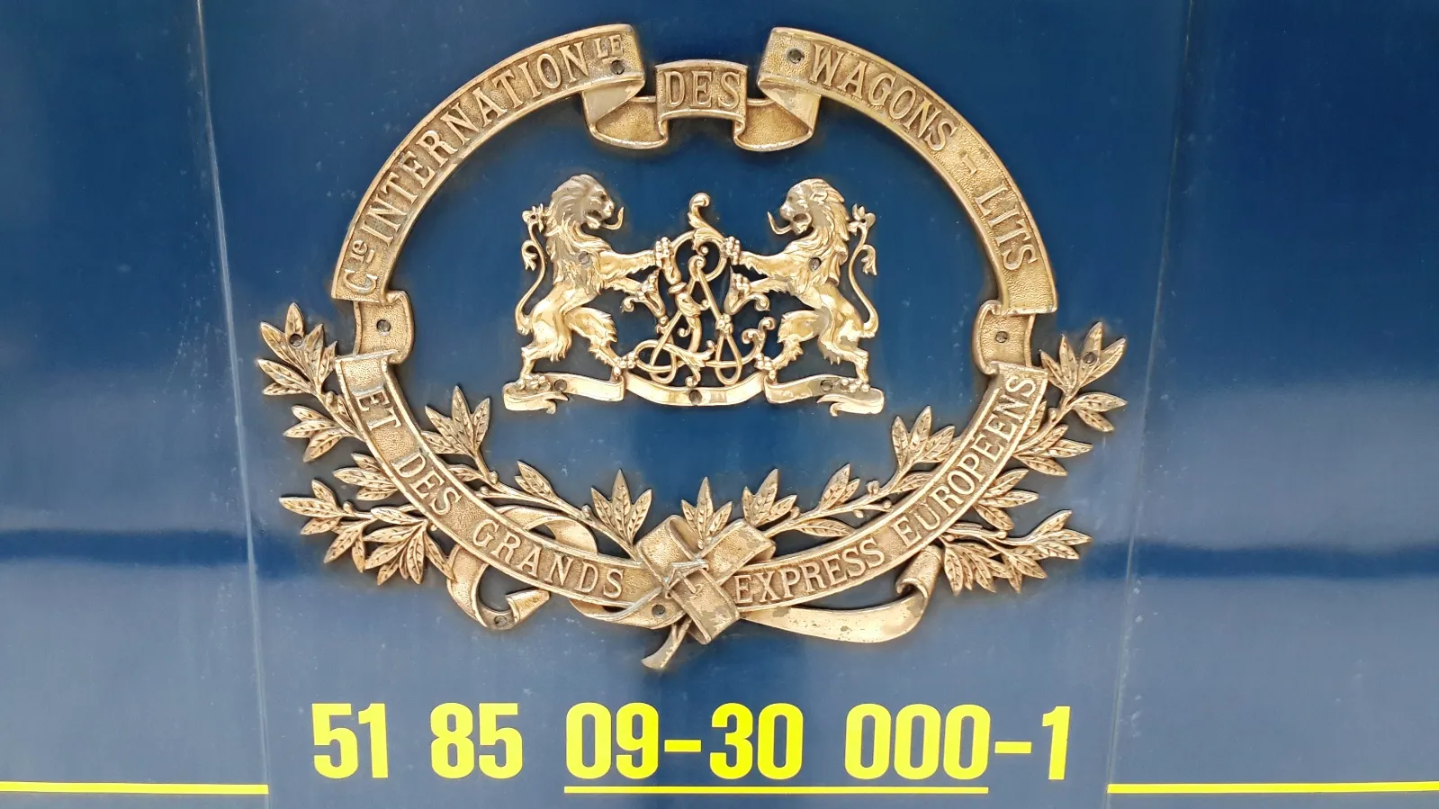 Écusson sur un wagon de l'Orient Express. Photo © Daniel Desjardins