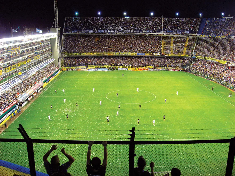 Une partie de fútbol à La Bombonera, le stade de l’équipe de Boca Juniors, à Buenos Aires. | © Miche