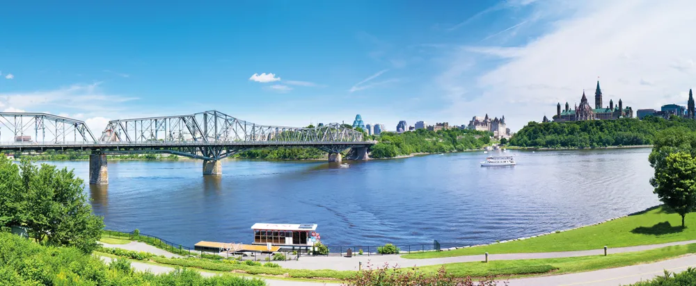 Le sentier des Voyageurs le long de la rivière des Outaouais. 
©Dreamstime / George Kroll