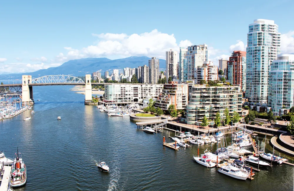 Vue sur False Creek-Vancouver depuis le Granville Street Bridge © Dreamstime - Modfos 