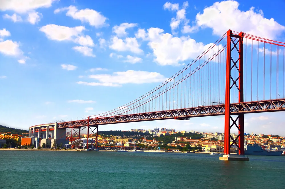 L’entrée à Lisbonne, par le Ponte 25 de Abril©Dreamstime/Mfron