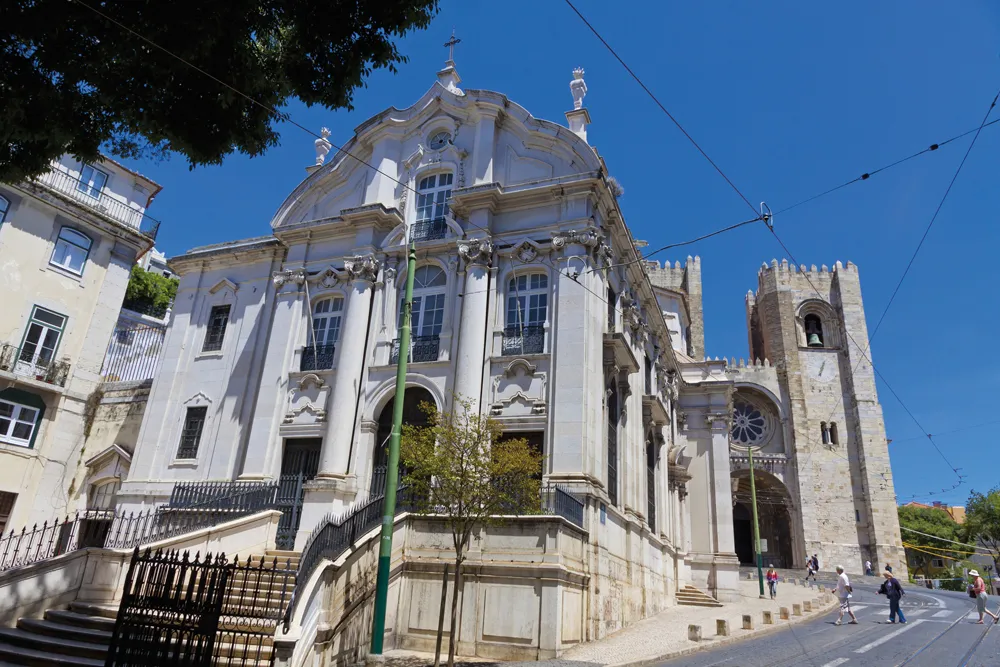 L’Igreja Santo Antonio de Lisboa et, derrière, la Sé Patriarcal.©Dreamstime/Katatonia82