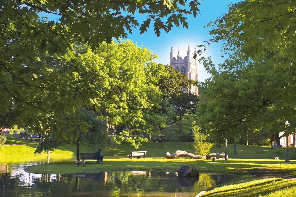 Tour de l'église The Ascension of our Lord et parc Westmount. | © Dreamstime/Danechka