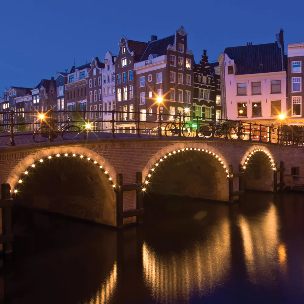 Le canal Singel à Amsterdam à l'heure bleue | © Dreamstime.com/Tfergus