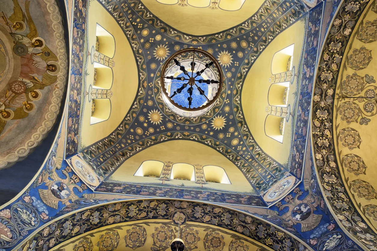 Vue de l'intérieur du dôme de la cathédrale russe Saint-Nicolas à Nice © iStock / graemenicholson