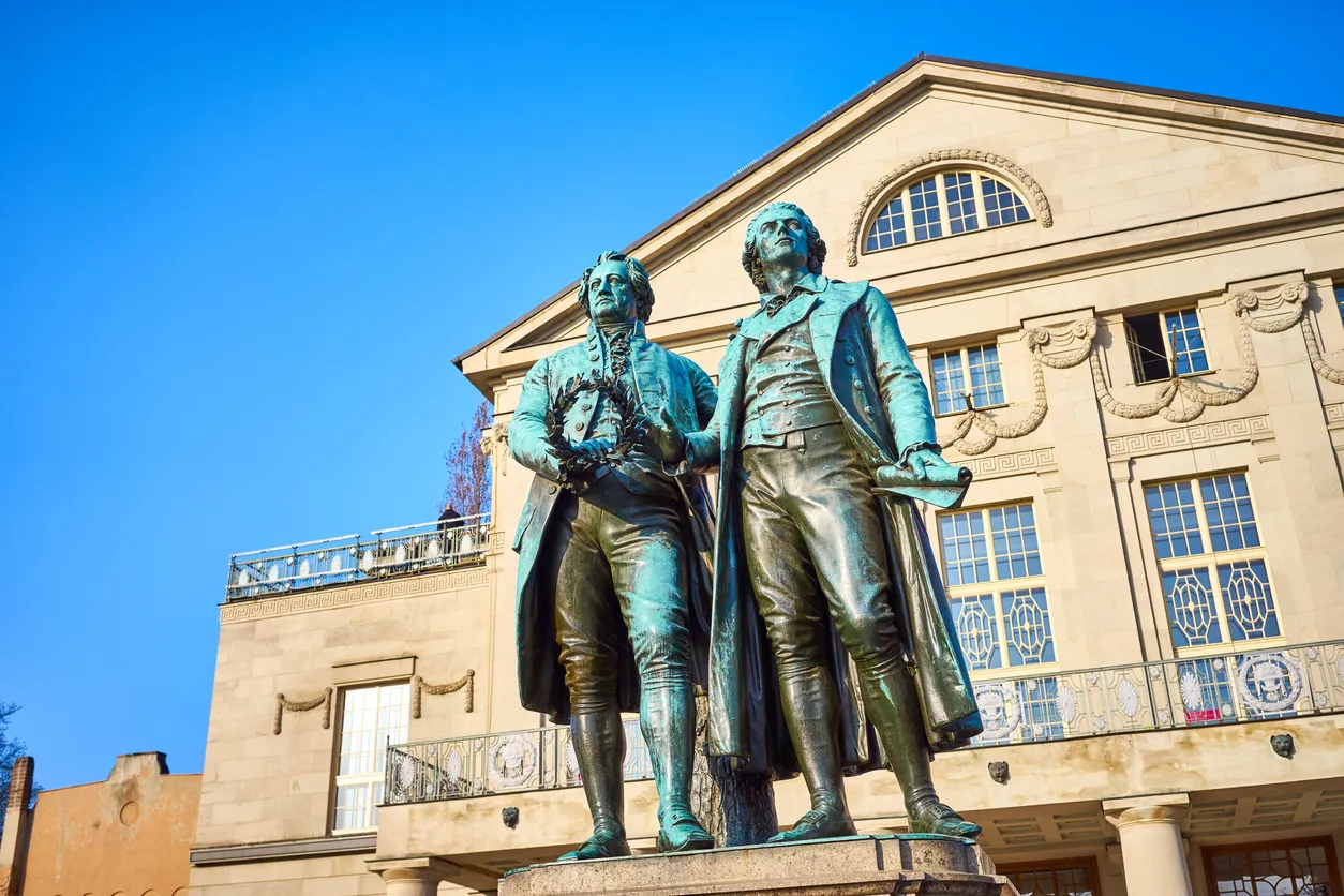 Sculpture de Goethe et de Schiller à Weimar en Allemagne devant le Théâtre national.  © iStock / marako85