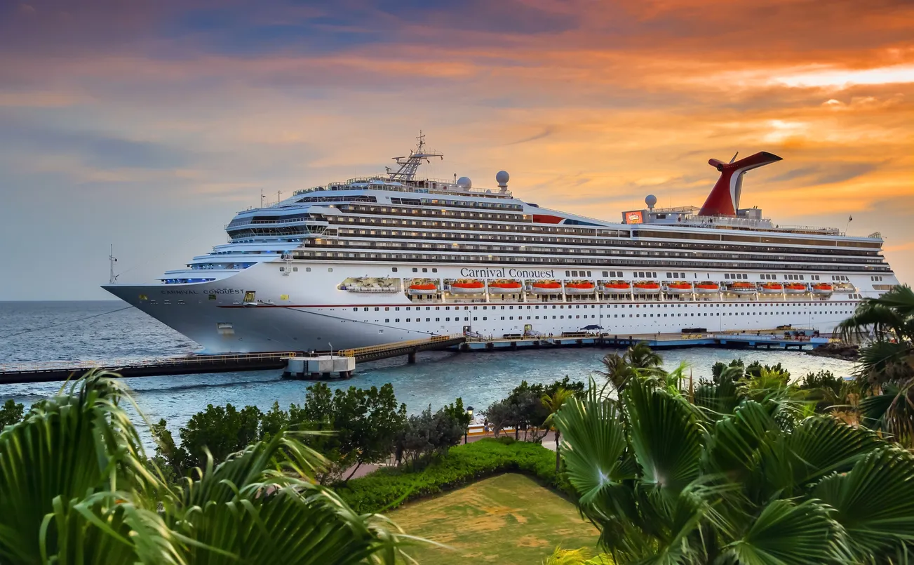 Le navire de croisière Carnival Conquest amarré au port de Willemstad, Curaçao dans les îles ABC. © iStock / NAN104
