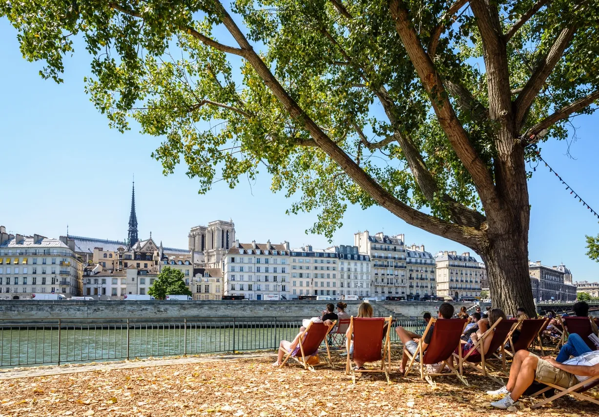 Chaises longues au bord de la Seine durant l'événement Paris-Plage © iStock / olrat