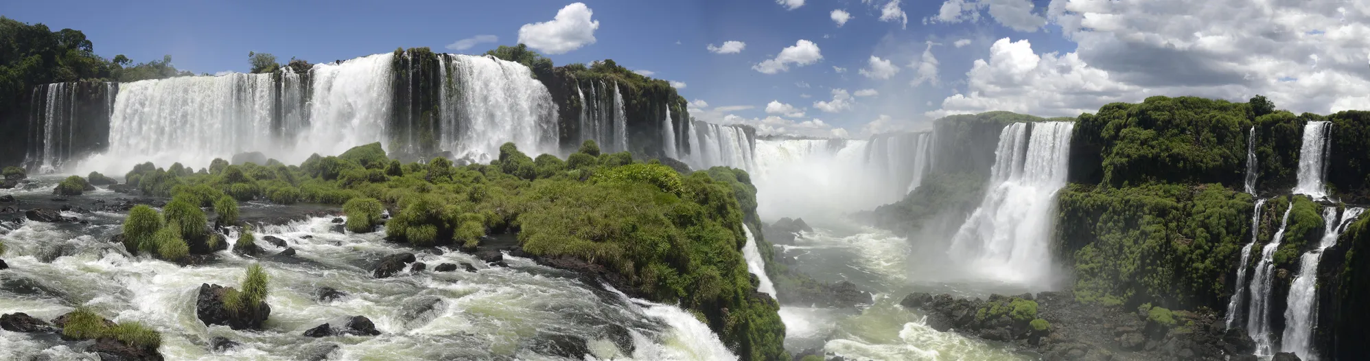 Cataratas del Iguazú, les fameuses chute d'Iguaçu, province de Misiones, à la frontière entre le Brésil et l'Argentine | © iStock / ct johnson