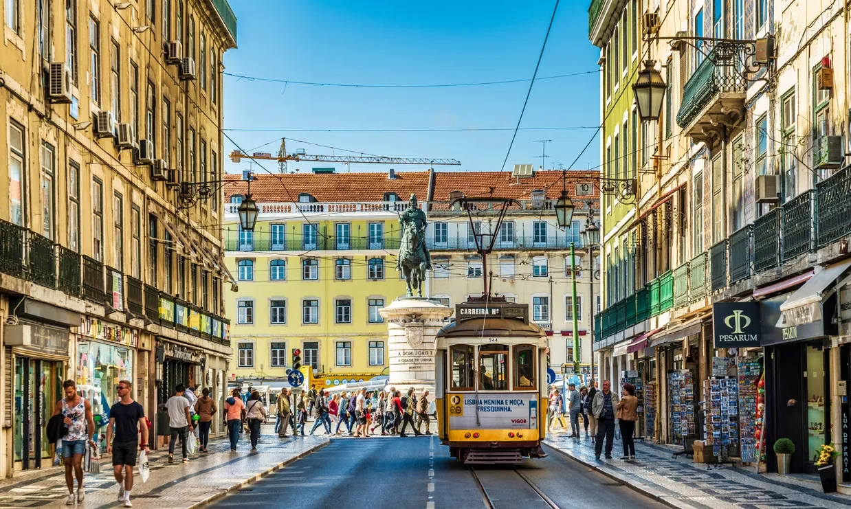 Lisbonne et un de ses fameux tramways © iStock / Starcevic