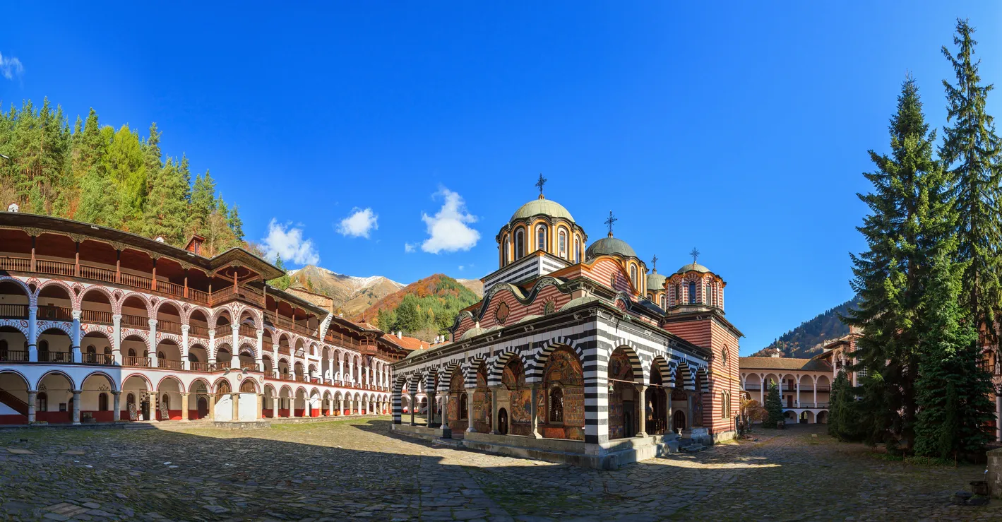 Monastère de Rila dans les monts Rila en Bulgarie, © iStock / dennisvdw