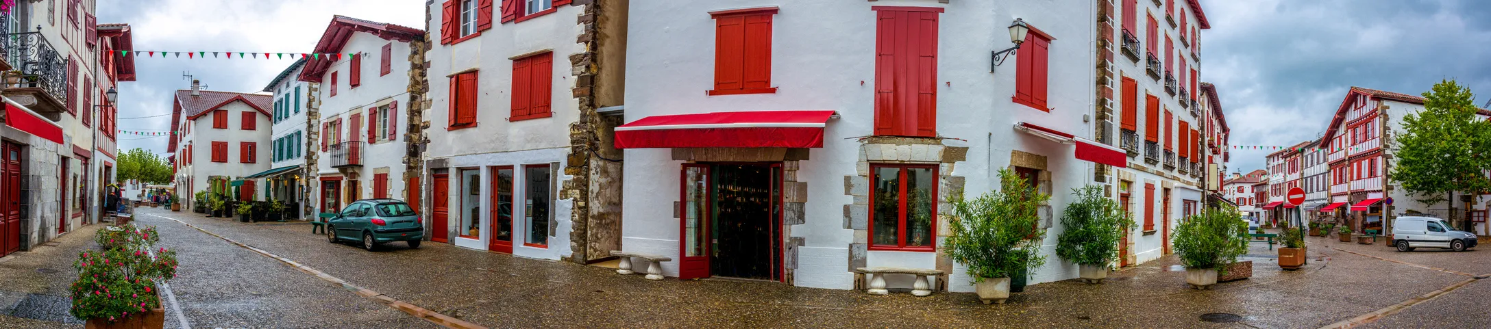 Vue panoramique du village d'Espelette, pays basque, France © istock / Guy Banville
