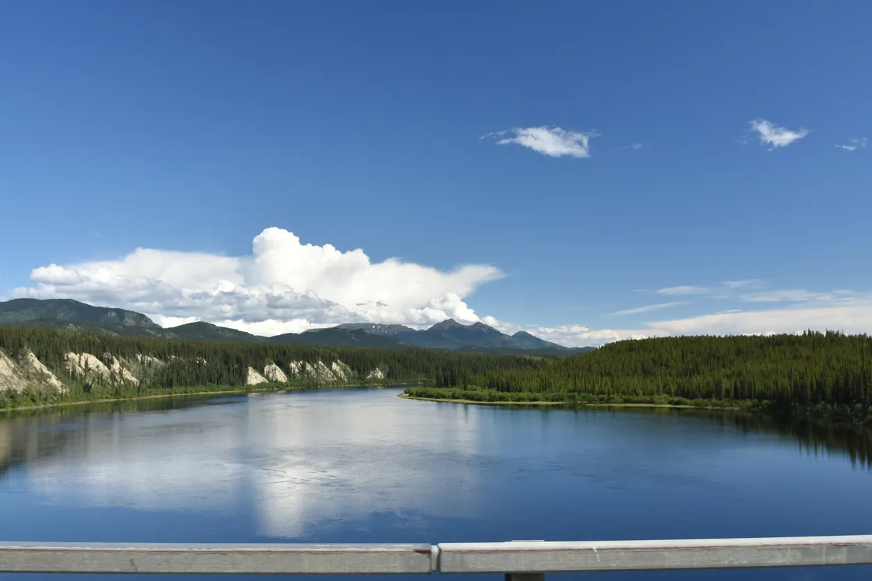 La route de l'Alaska fut construite pendant la Seconde Guerre mondiale dans le but de relier les États-Unis à l'Alaska à travers le Canada. © iStock / Eric Benz