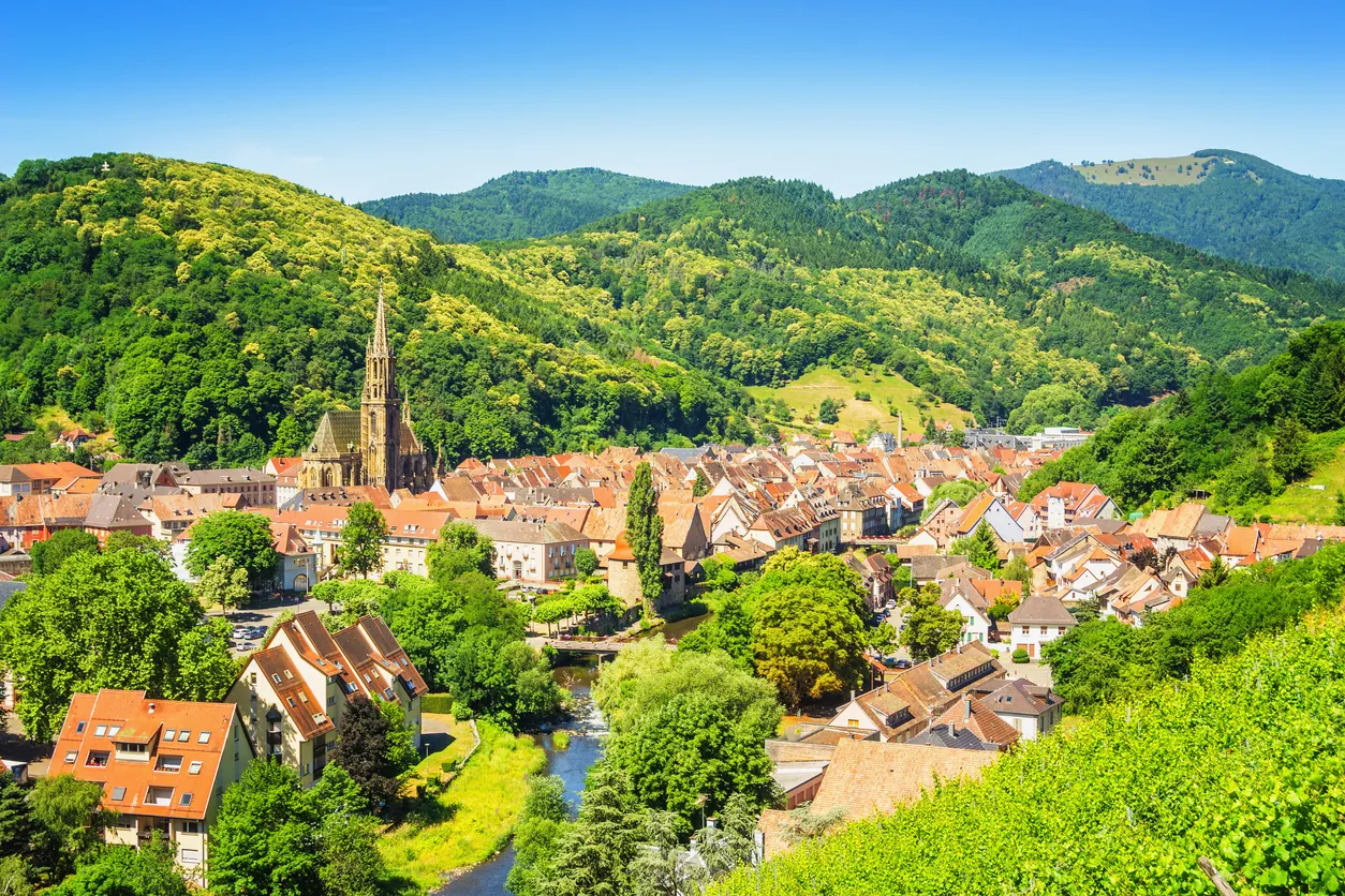 La ville de Thann, au sud de la Route des Vins d'Alscace © iStock / tichr