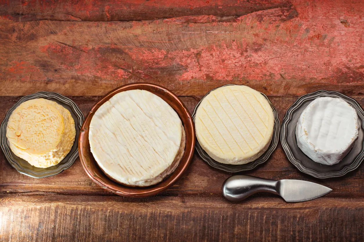 Fromages de vache AOC français à pâte molle: Langres, Pié d'Angloys, camembert et brie.