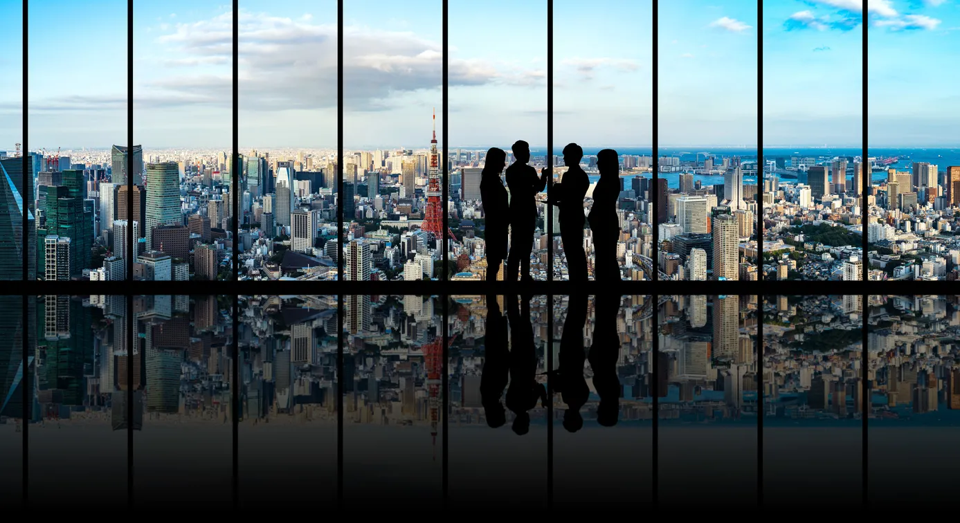 Discussion d'affaires avec vue sur Tokyo © iStock / metamorworks