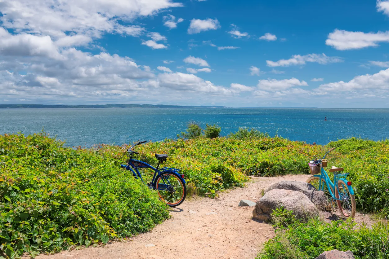 Deux vélos au bord de la mer à Cape Cod  © iStock / lucky-photographer