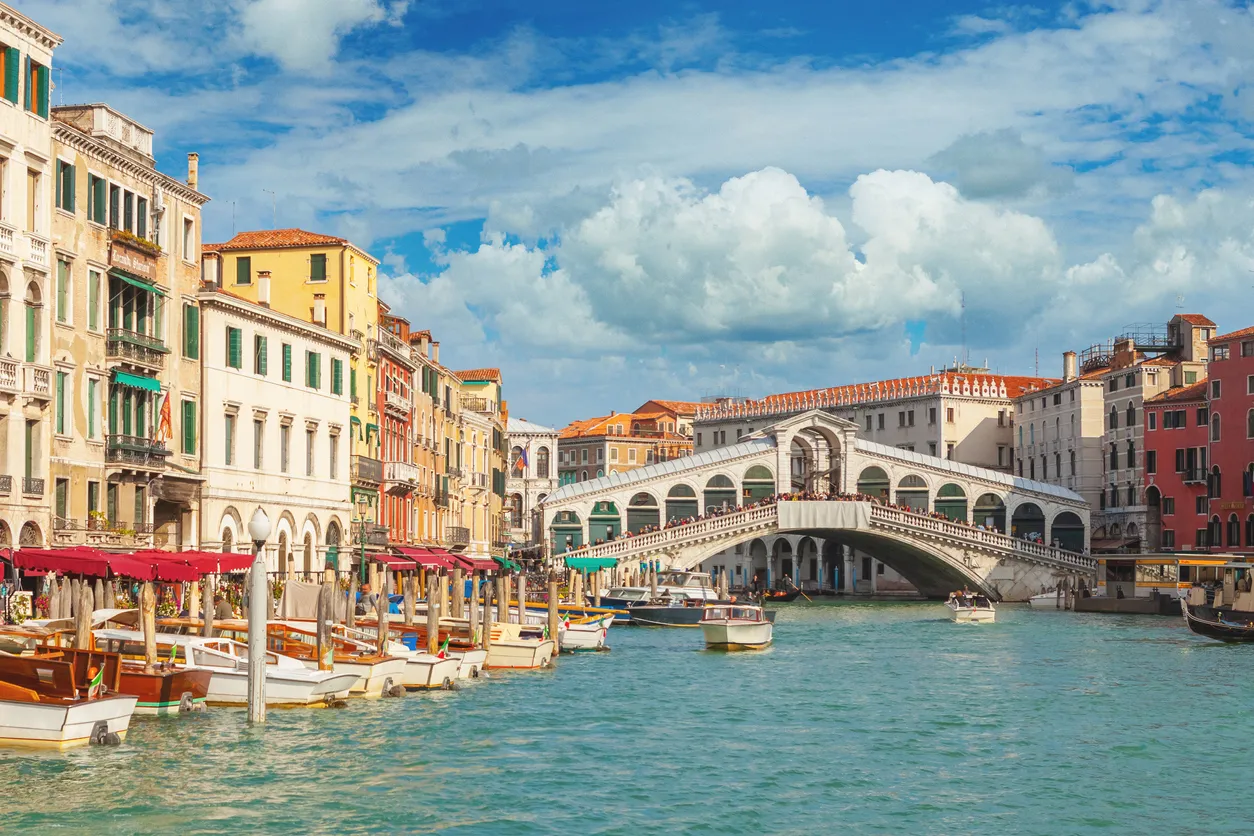 Le Grand Canal à Venise et le pont du Rialto - photo © iStock-mammuth