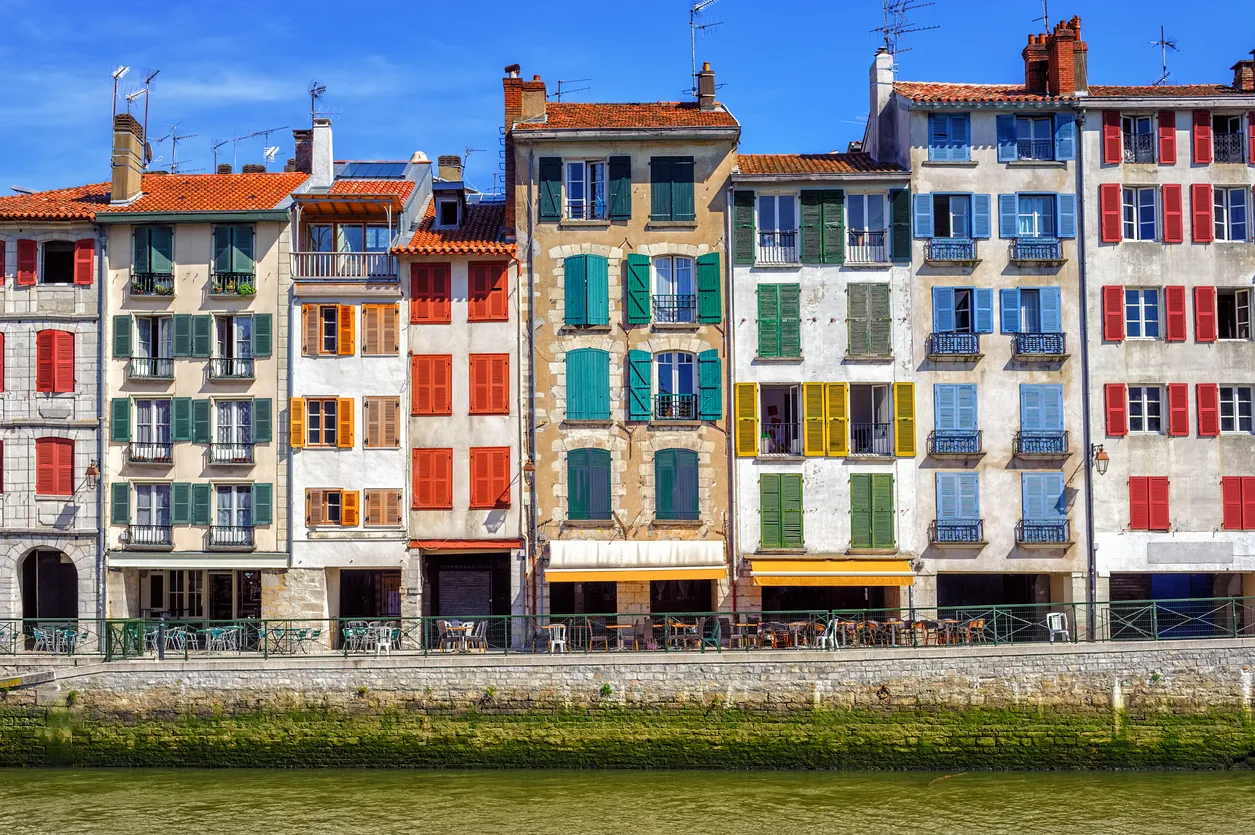 Les façades traditionnelles de Bayonne dans le Pays basque © iStock / Xantana