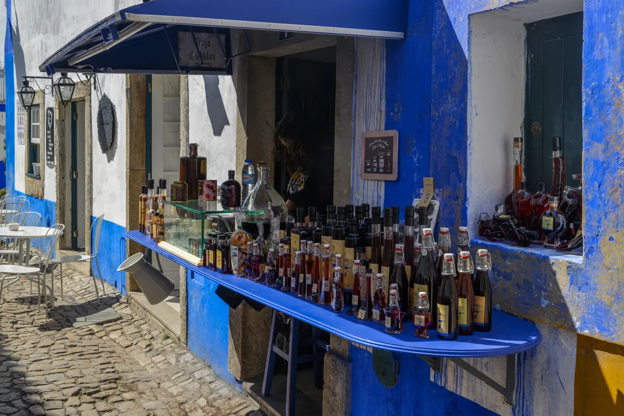Un étal de ginjinha à Obidos, Portugal © iStock / BrasilNut1