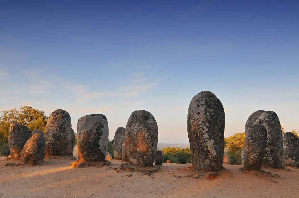 Les mégalithes du cromlech des Almendres, Alentejo, Portugal. © iStock / Cezary Wojtkowski