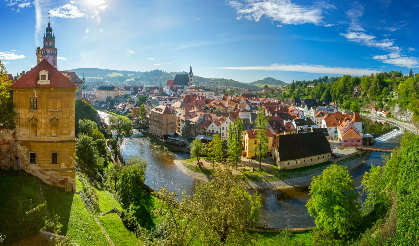 Cesky Krumlov dans la région de Bohême-du-Sud, en République tchèque, traversée par la Moldau, avec son château du XIIIe siècle.  ©iStock / Auris