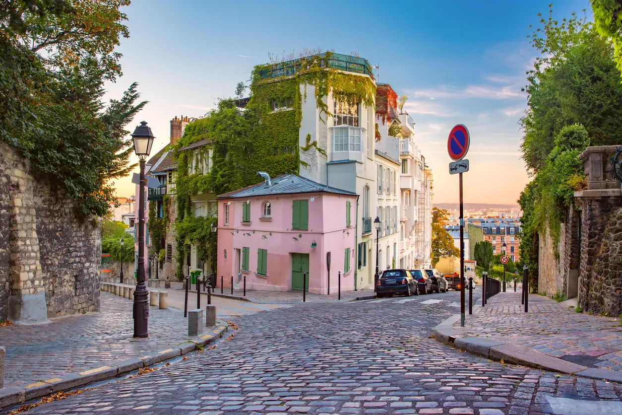 Les rues de Montmartre un quartier du 18ᵉ arrondissement de Paris © iStock / :KavalenkavaVolha