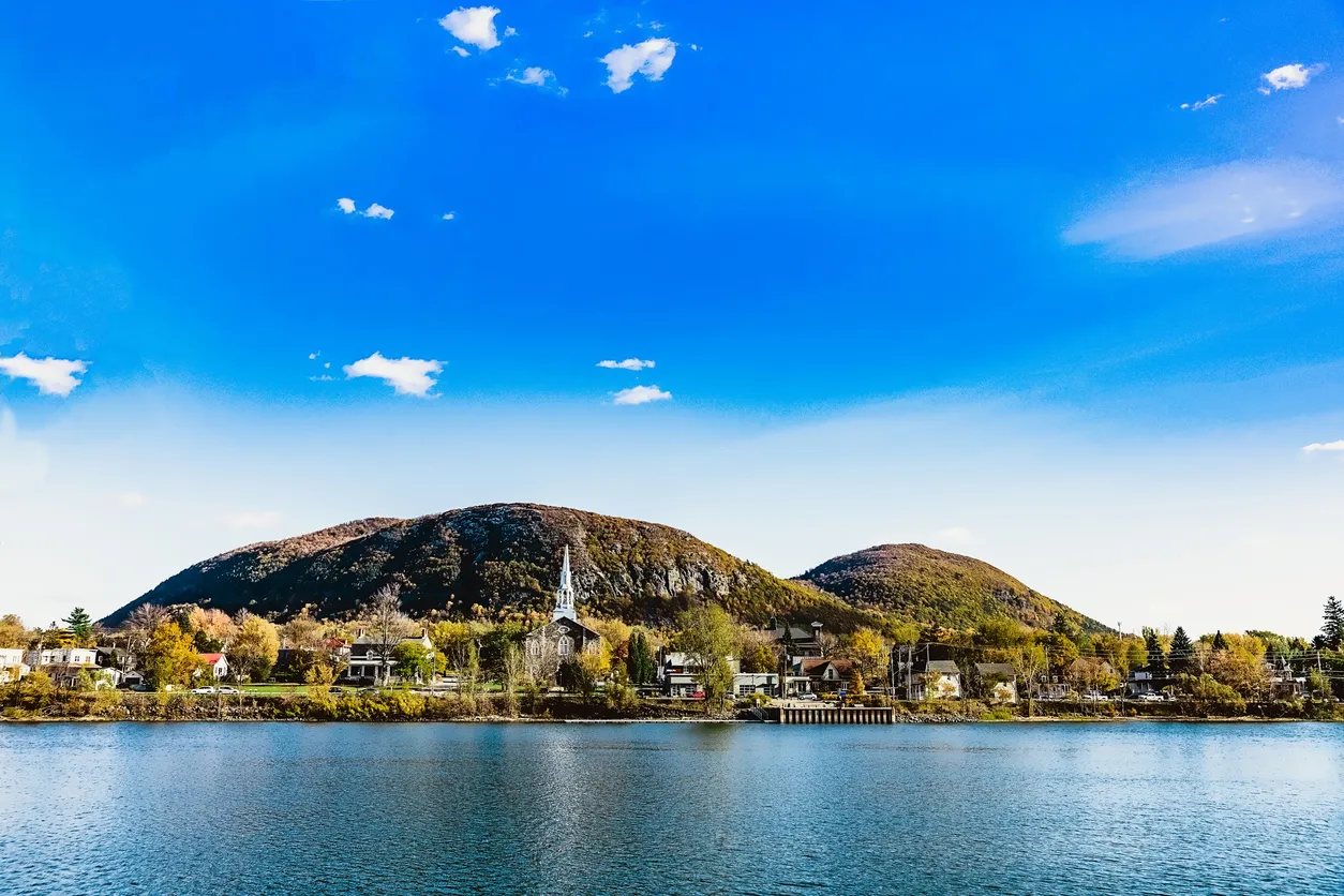 Le Mont Saint-Hilaire, une des Montérégiennes. © iStock / :SOPHIE-CARON