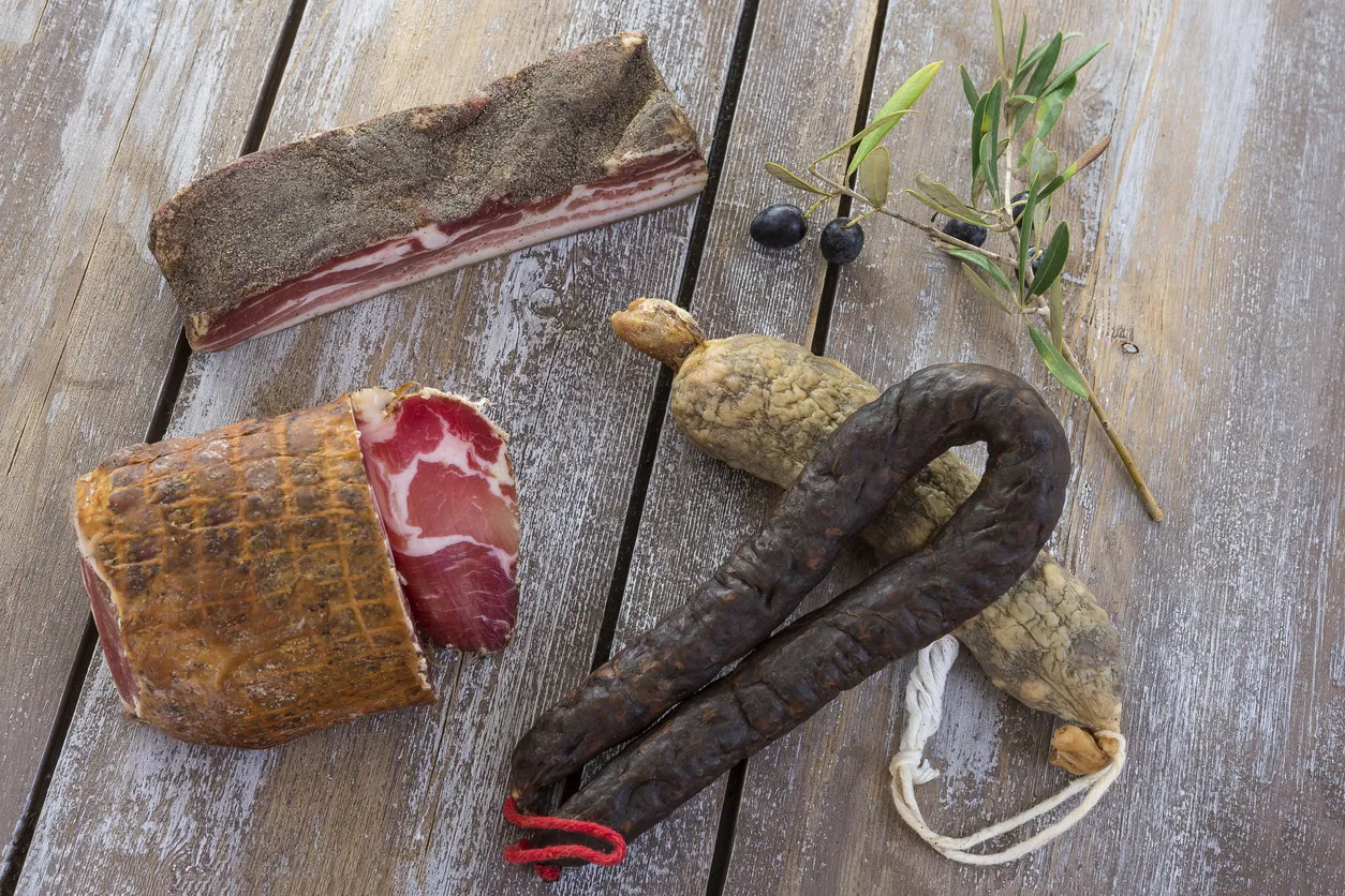 Plateau de charcuteries traditionnelles corses © iStock / JPC-PROD