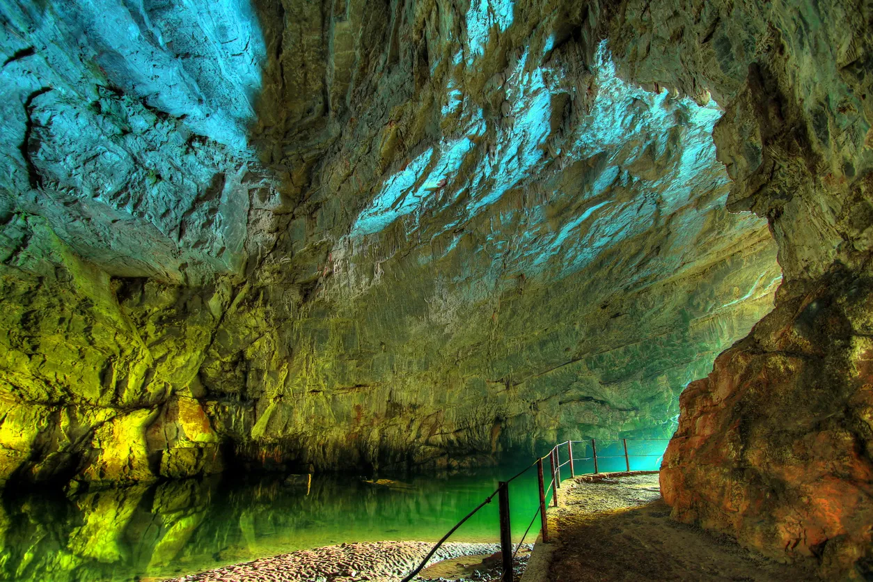 Grotte en Slovénie © iStock / Totajla