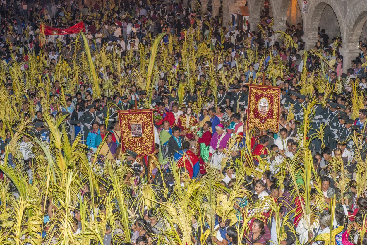 Procession nocturne du dimanche des Rameaux de Pâques dans les rues d'Ayacucho au Pérou.  ©  iStock / Mauro_Repossini